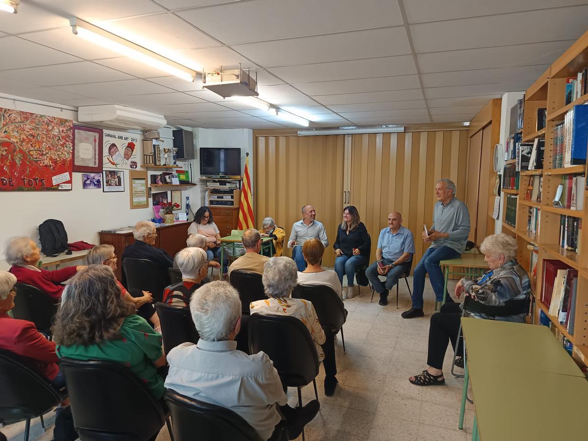 Un moment de la trobada de l'alcalde Aloy i els regidors Sixto i Romero al barri de les Cots, Guix i Pujada Roja; a la dreta, assegut en una taula, el president veïnal, Josep Call