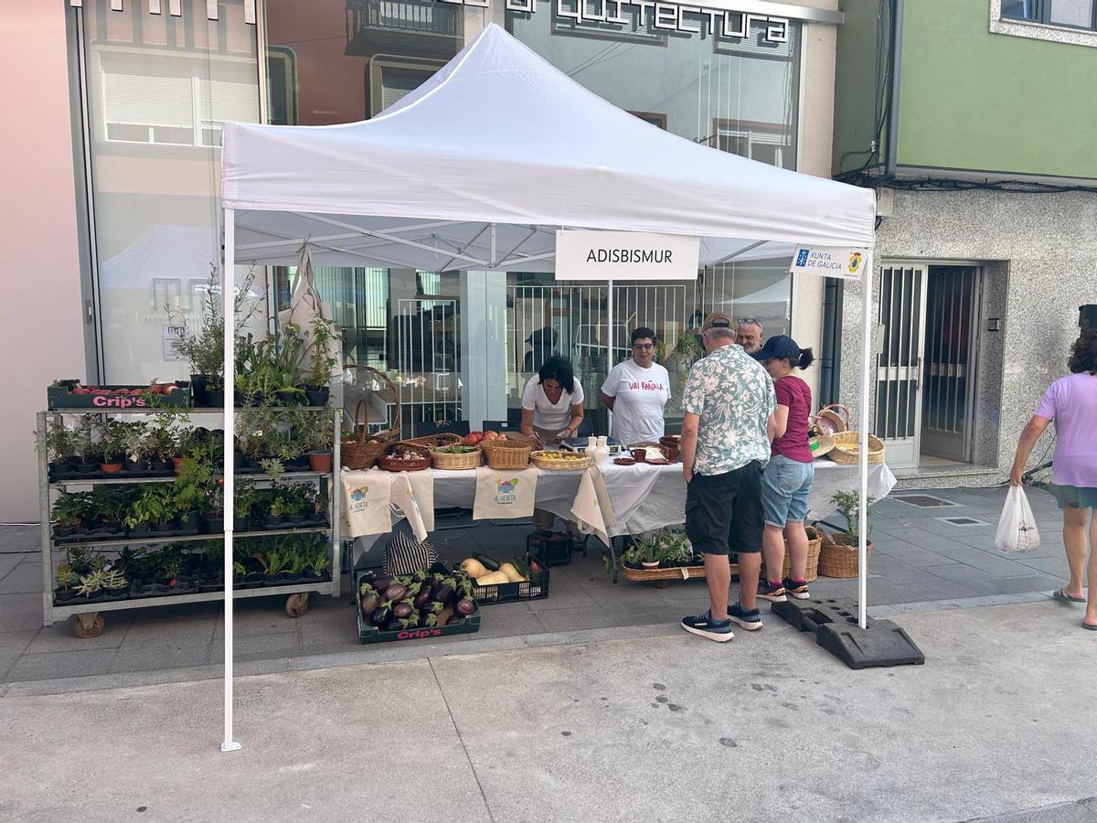 O comercio de Outes saca ás rúas produtos de artesanía, gastronomía e horta no marco da Feiriña