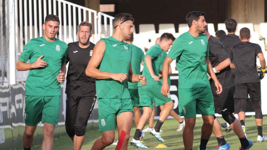 Sergio Jiménez, en el centro de la imagen, en un lance de un entrenamiento celebrado en el estadio Cartagonova.