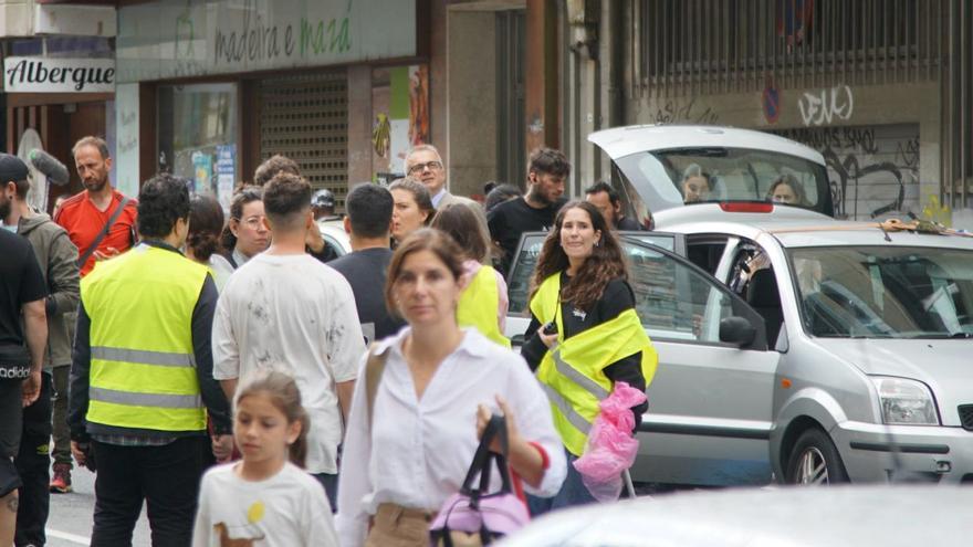 El equipo de grabación de la miniserie, entre los que se encuentra el actor Tristán Ulloa (centro) ataviado con unas gafas, en Santiago.
