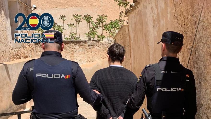 Embiste contra un vehículo policial cuando se daba a la fuga tras hacer un butrón en Yecla