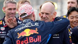 Adrian Newey felicita Max Verstappen después de una victoria del neerlandés