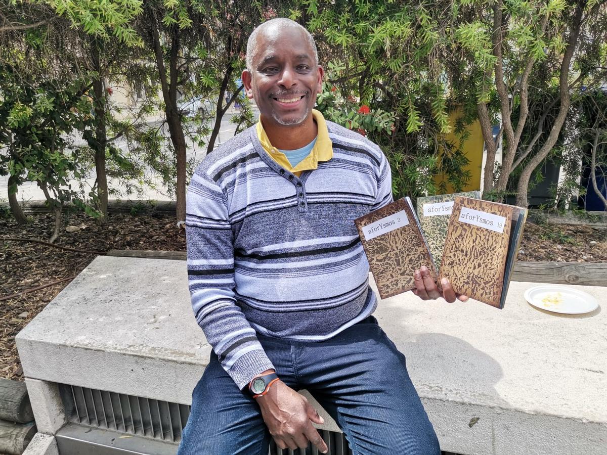 Abraham Fidel Ortiz amb tres exemplars el dia de Sant Jordi a Figueres.