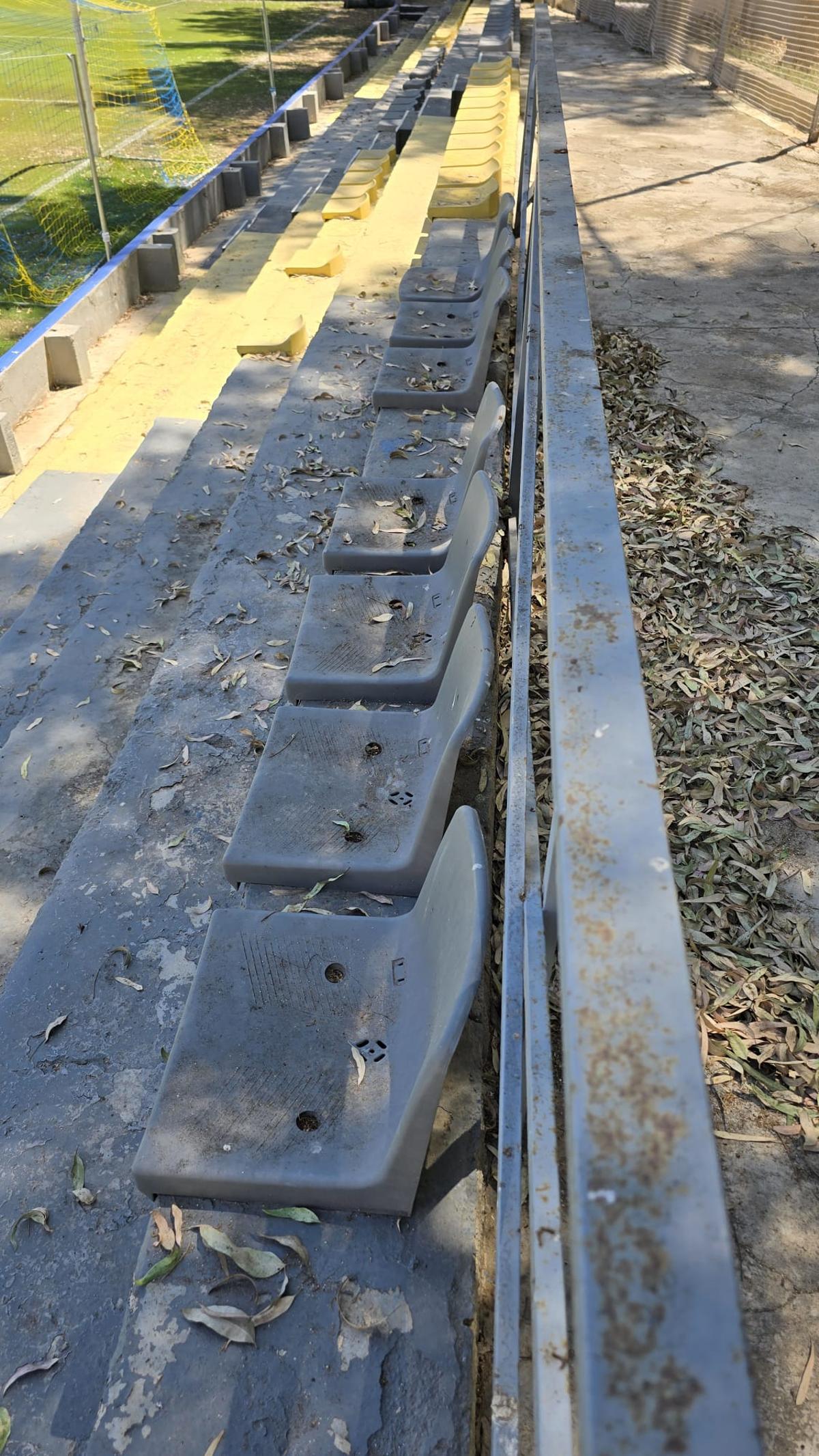 Así están las instalaciones y gradas del campo municipal de Los Arcos en Orihuela