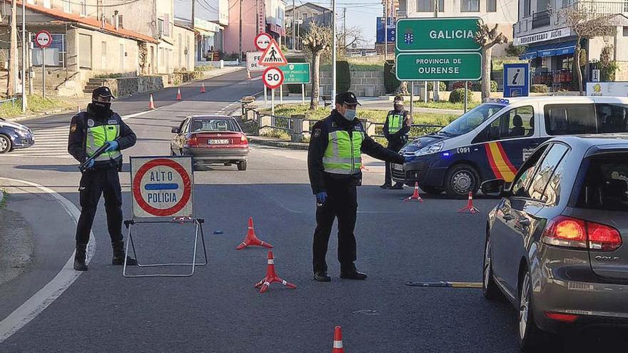 Un control policial en Verín durante el estado de alarma. // Iñaki Osorio
