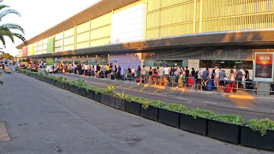 Imagen de la cola por un taxi en el aeropuerto poco después de las 20.45 horas.