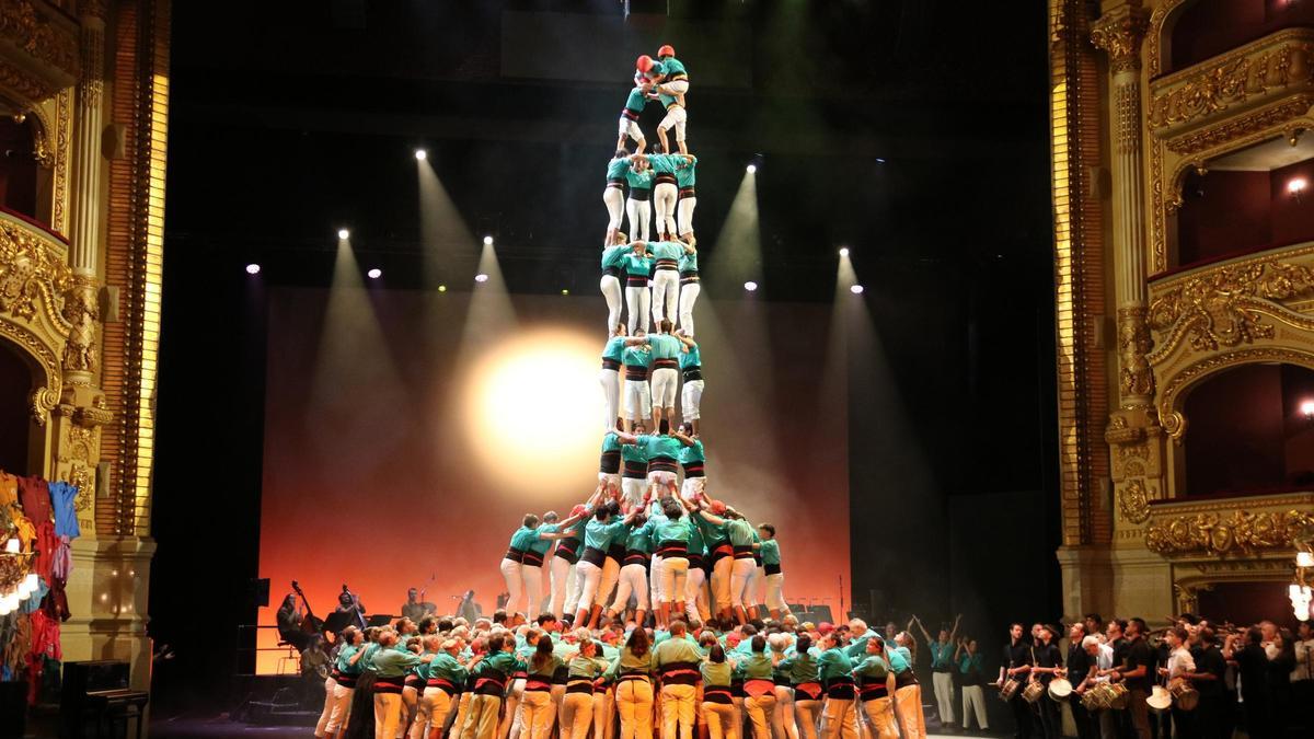 Els Castellers de Vilafranca fent un castell de 4 de 9 amb folre dalt l’escenari