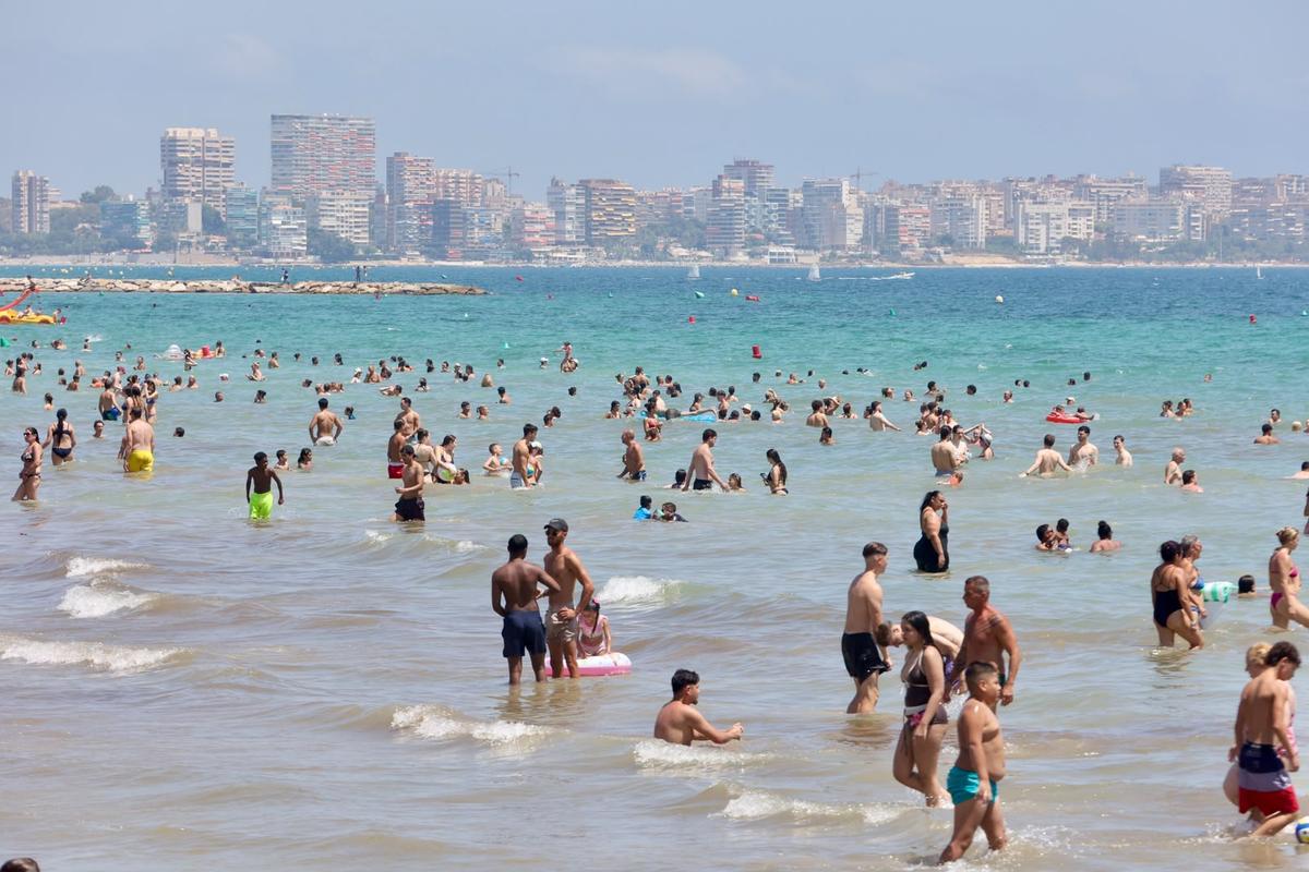 La temperatura del agua del mar frente a las costas de Alicante roza los 30 grados