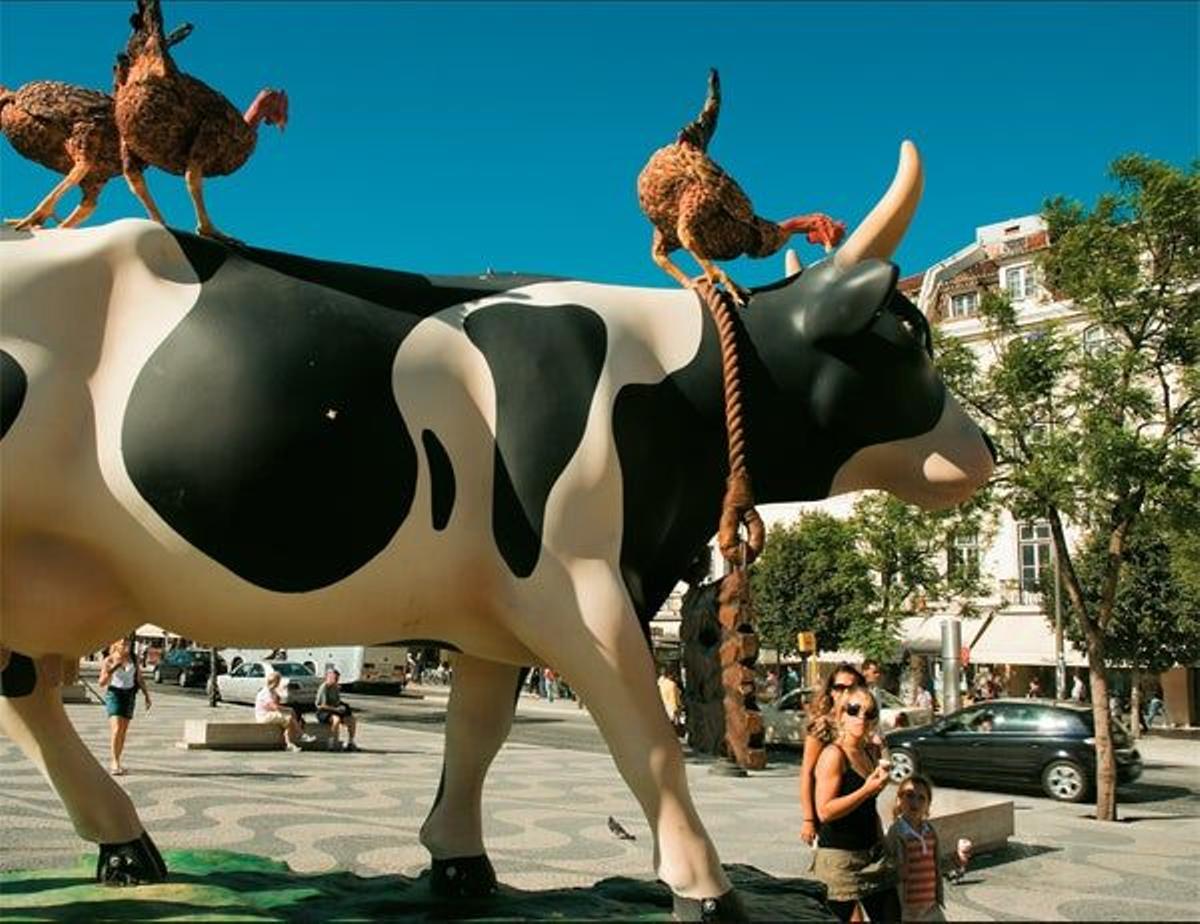 Una de
las graciosas vacas que
invaden las calles durante
la Cow Parade.