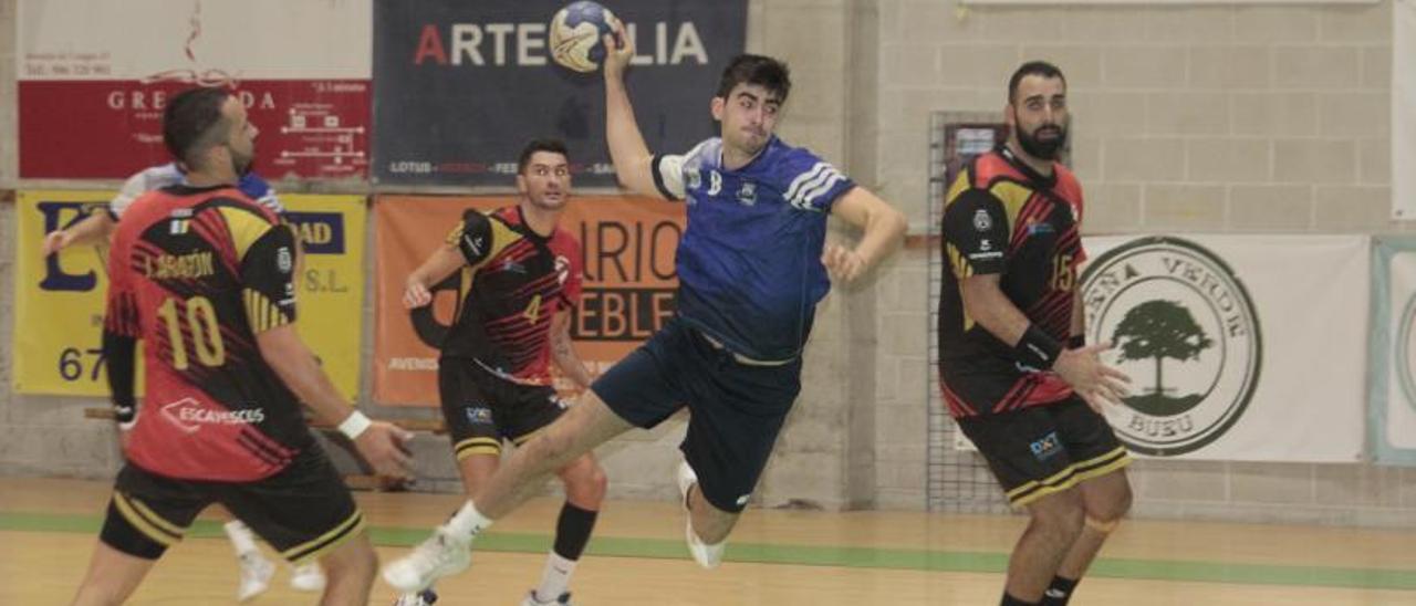 Roque en una acción del último partido de liga, ante Balonmano Tejina, en Bueu. |  // SANTOS ÁLVAREZ