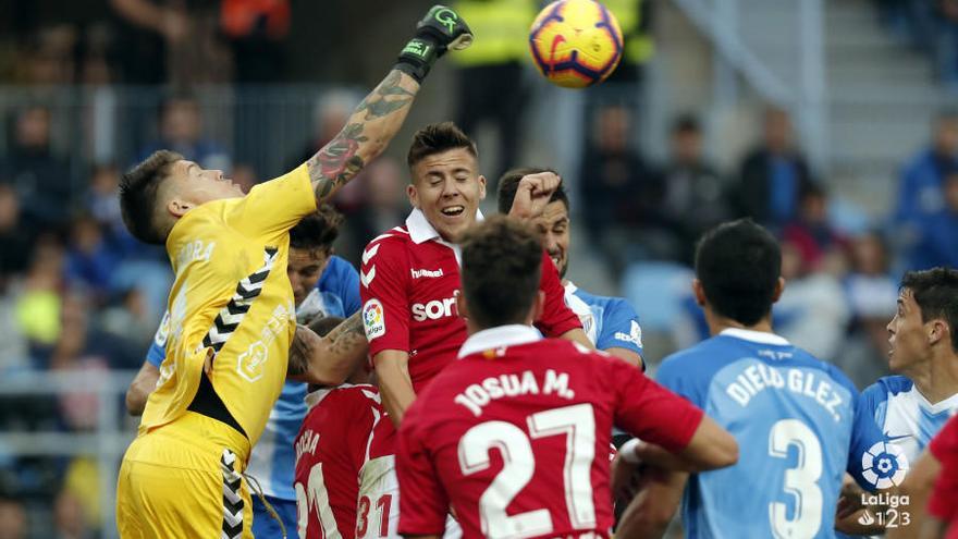 El Málaga CF ganó 2-0 al Nástic de Tarragona en el partido de la primera vuelta jugado en Martiricos .