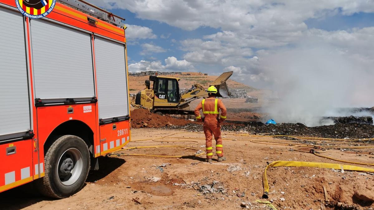 Los bomberos sofocan un incendio en la planta de reciclaje de Caudete de  las Fuentes - Levante-EMV