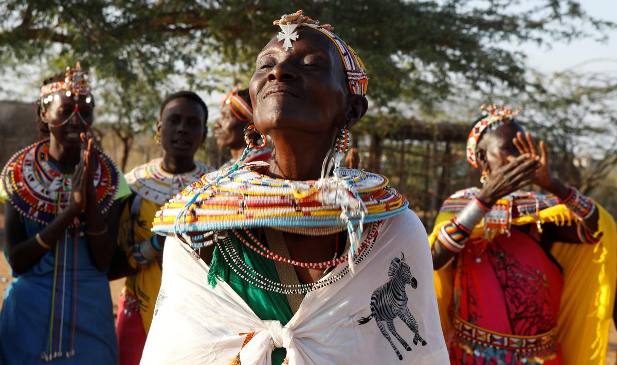 Las mujeres de la tribu Samburu que escaparon de la mutilación genital femenina y otros tipos de violencia de género hacen adornos tradicionales en la aldea de Umoja donde los hombres están restringidos, en Kenia