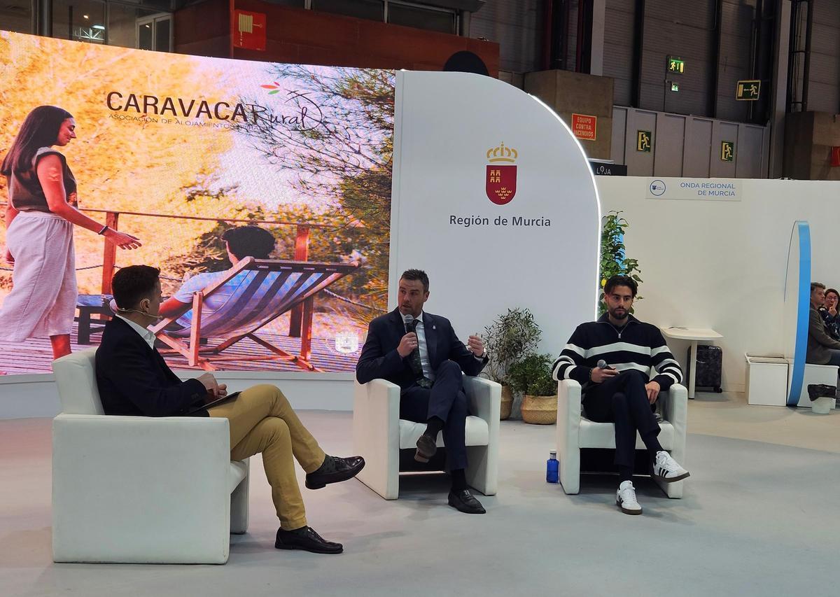 El alcalde presentó la campaña promocional junto a representantes de la Asociación de Alojamientos ‘Caravaca Rural’.