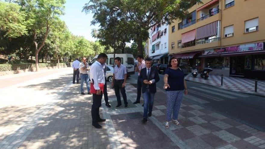 El alcalde de Marbella, José Bernal, y la edil de Obras, Blanca Fernández, visitan las obras.