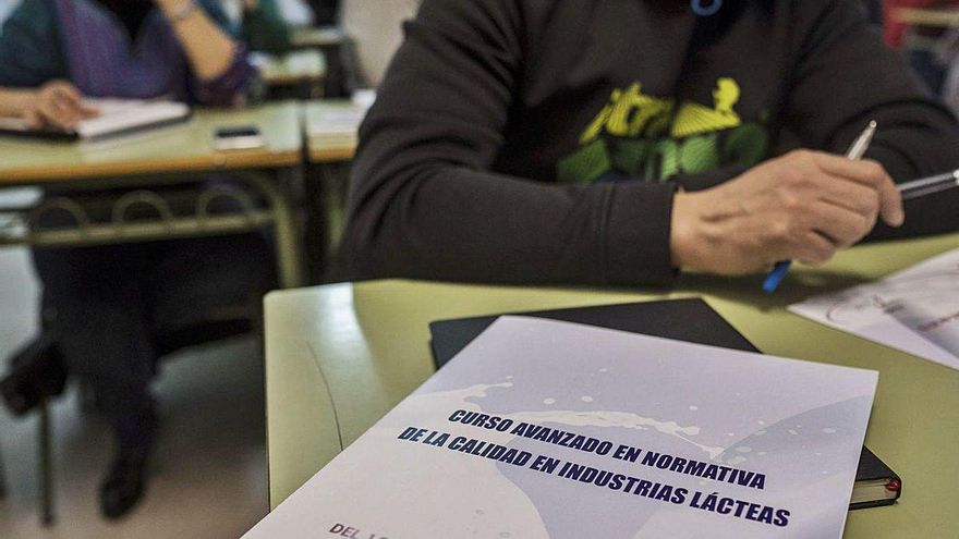 Temario en una de las aulas de la Escuela Nacional de Industrias Lácteas.