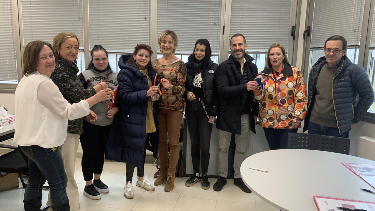 Representantes de Vipasa y del Ayuntamiento, con los nuevos inquilinos, durante la entrega de llaves de las viviendas de emergencia.