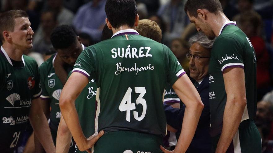 Corrillo de los jugadores del Unicaja.