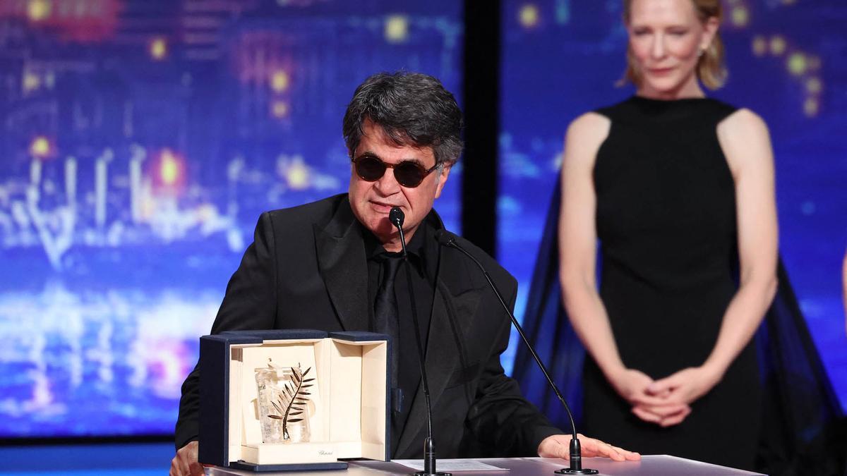 El director, guionista y productor iraní Jafar Panahi celebra tras ganar la Palma de Oro por la película Un simple accidente.