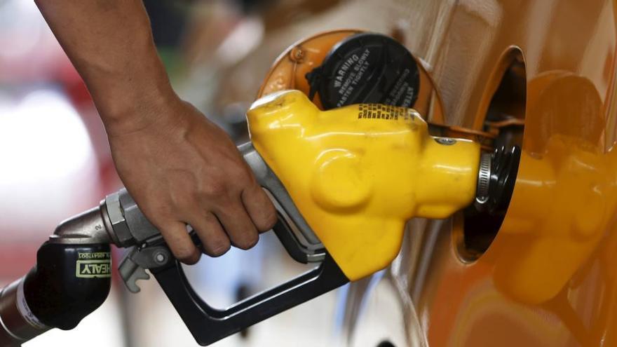El gasoil y la gasolina tocan un nuevo máximo anual, con lo que se encarecen ya un 10 por ciento en lo que va de año