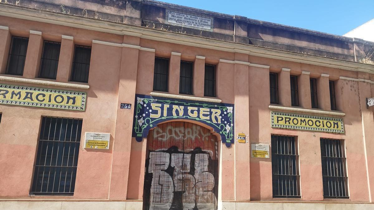 Fachada del edificio Singer ubicado en la calle Lumbreras de Sevilla.