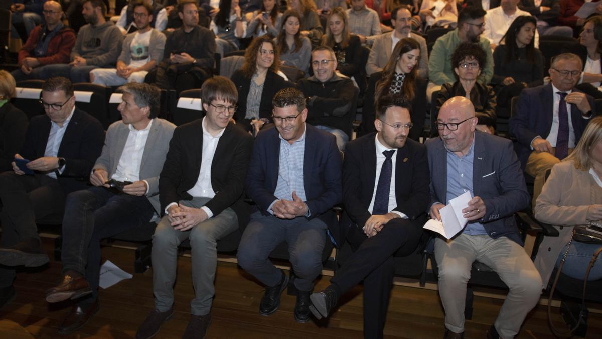 Los alcaldes de Ontinyent, Bocairent y l'Olleria, en primera línea al centro, junto a representantes empresariales y el público asistente al foro.