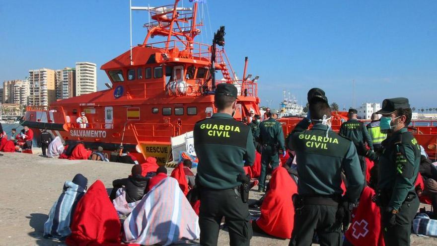 Imagen de archivo de inmigrantes atendidos tras llegar en una embarcación al puerto de Málaga.