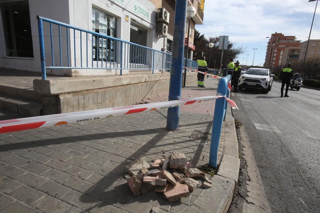 Susto en Alicante por la caída de una cornisa en la calle Sidi Ifni