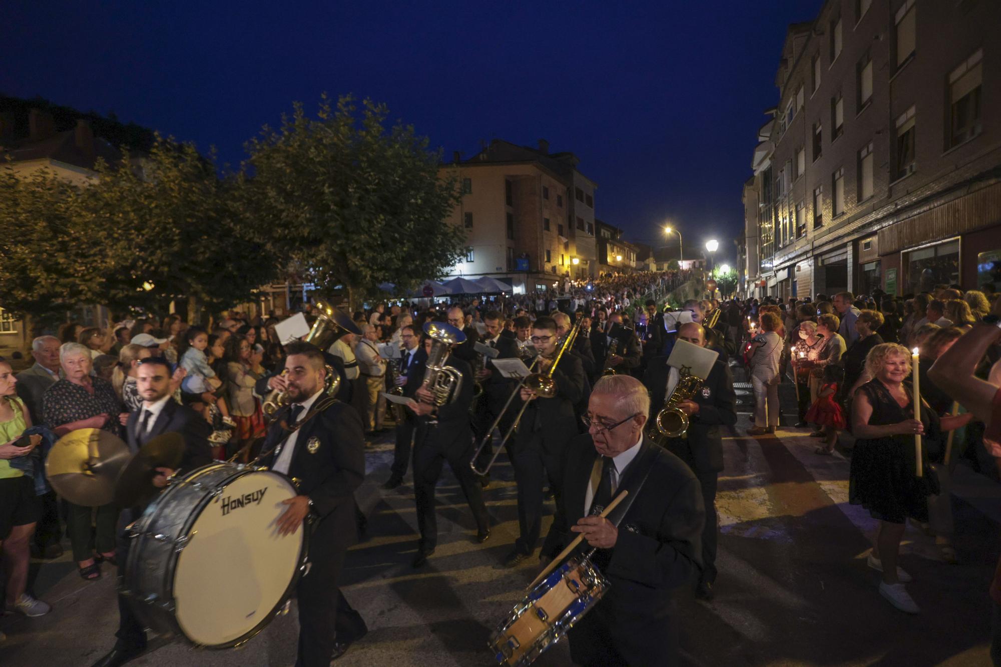 Así fue la procesión de la virgen del Otero que iluminó la noche de Pola de Laviana