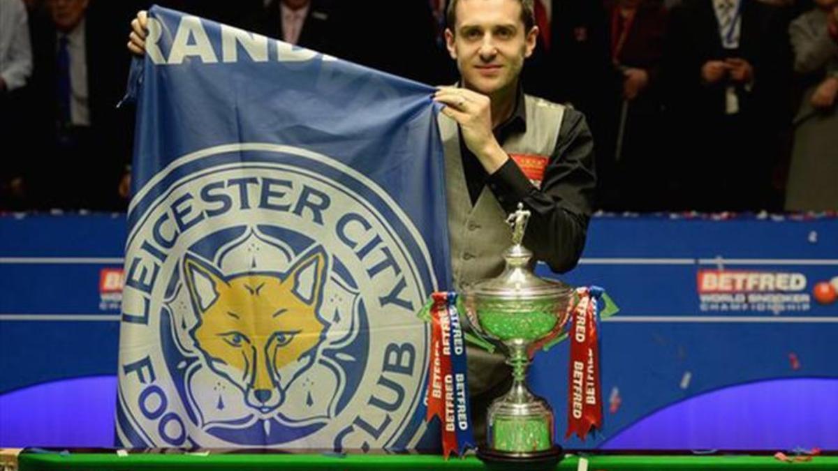 Mark Selby posa con la bandera del Leicester. Su alegría fue doble