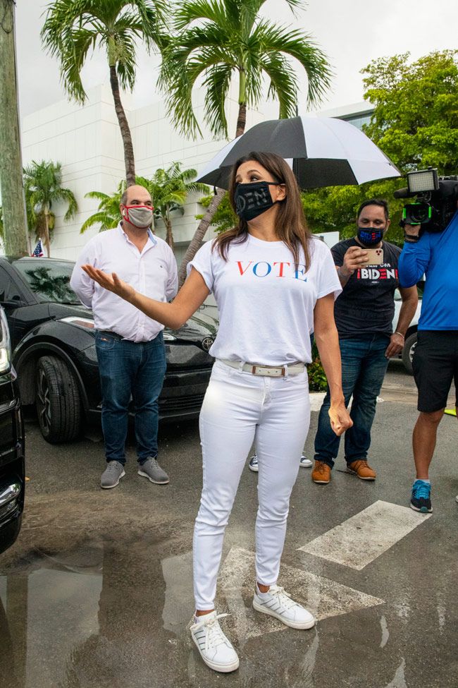Eva Longoria visita Miami, con look 'total white', para promover el voto
