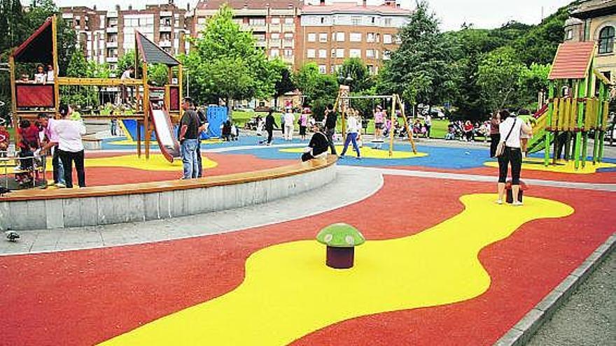 La nueva zona de juegos infantiles del parque Heno de Pravia.