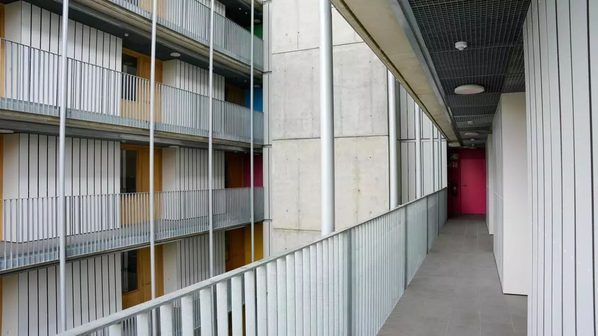 Barcelona entrega 47 pisos públicos para personas mayores en la manzana de Germanetes del Eixample