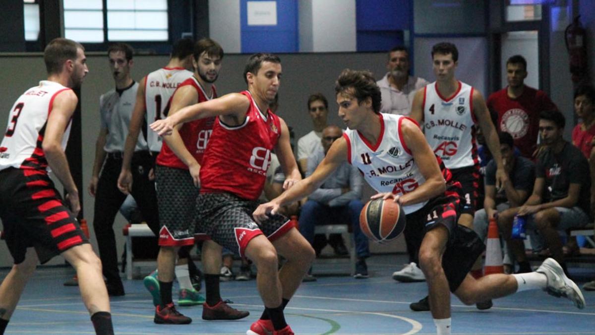 Roger Guardia, uno de los jugadores con gran poder anotador del Mollet, en acción en la pista del CEB Girona