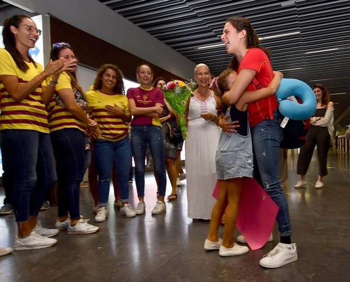 22/07/2019 TELDE.  Llegada al aeropuerto de Gran Canaria de Elena Melían, medalla en el Mundial de Sincronizada.  Fotógrafa: YAIZA SOCORRO.  | 22/07/2019 | Fotógrafo: Yaiza Socorro