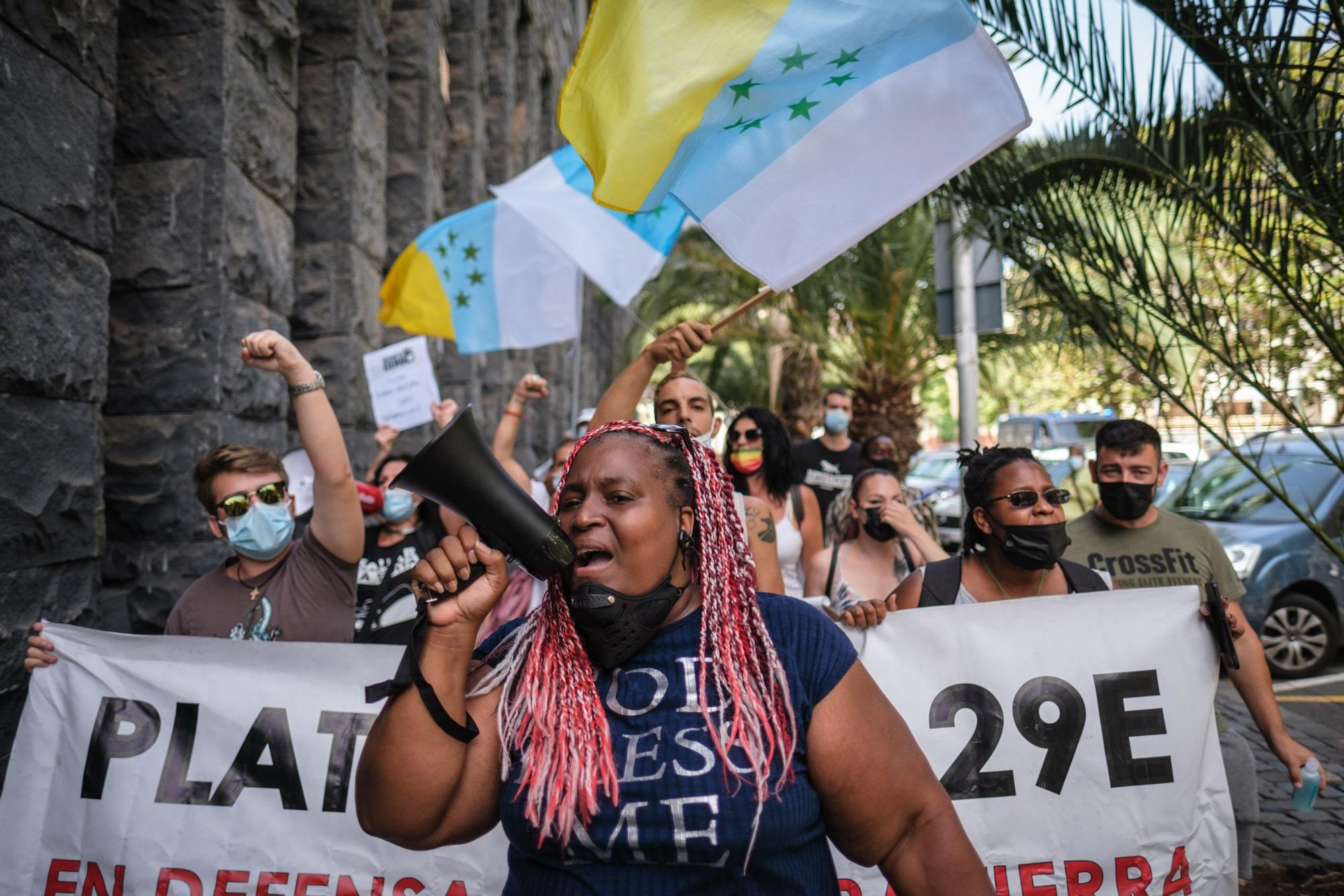 Marcha de los afectados por los desahucios en Santa Cruz