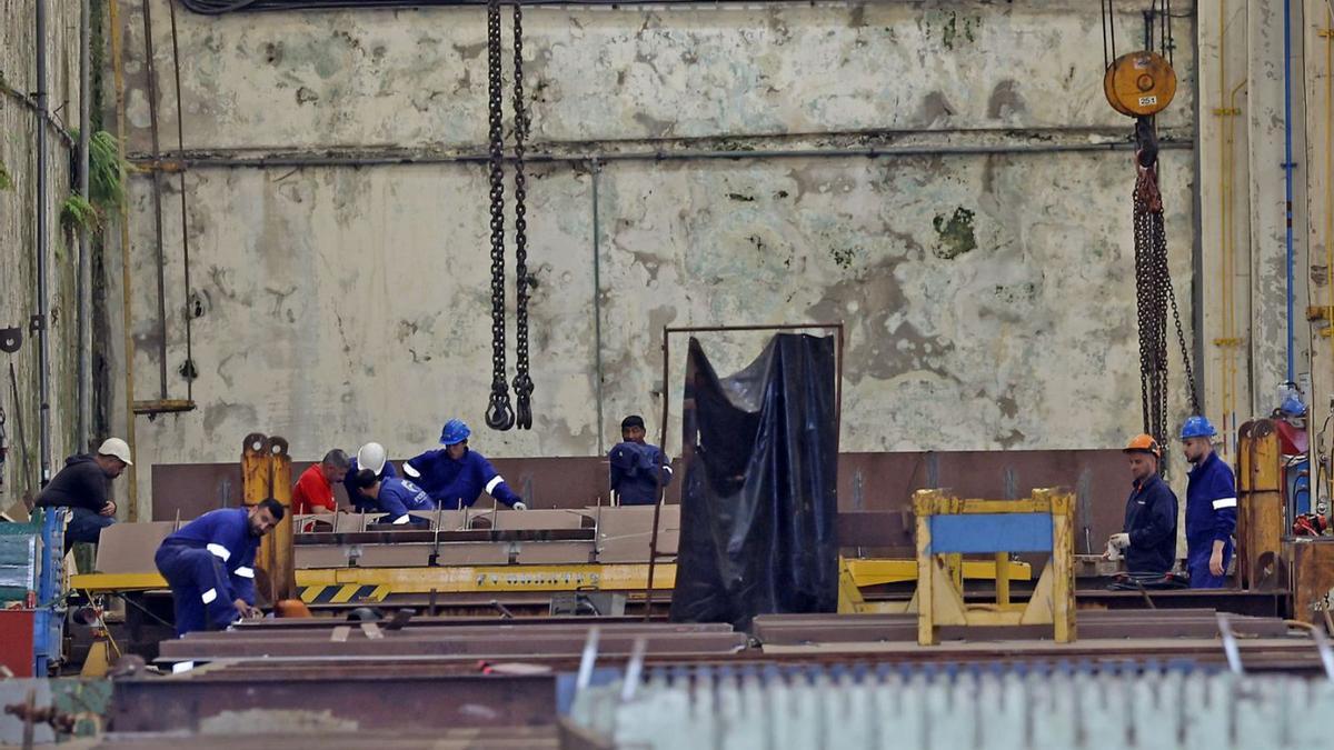 Trabajadores en las instalaciones de Astilleros San Enrique, en Vigo.