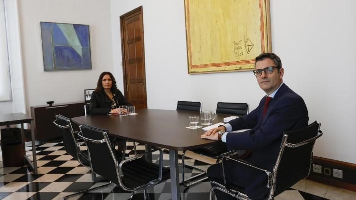 El ministro de la Presidencia, Félix Bolaños, y la 'consellera' de Presidència, Laura Vilagrà, posan al comienzo de su reunión este 24 de abril de 2022 en Barcelona, en el Palau de la Generalitat.