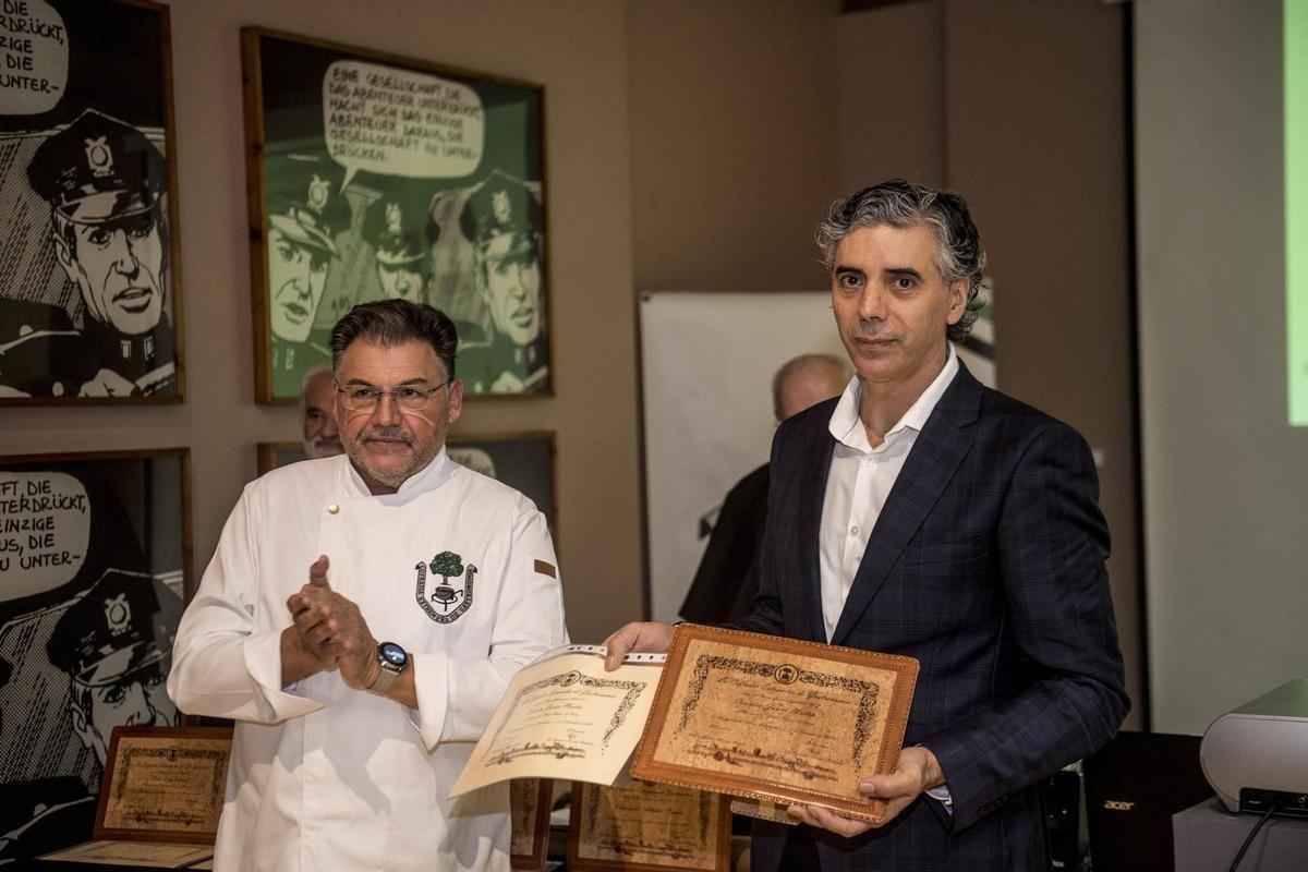Javier Martín recibe el premio a mejor cocinero del año 2023 de la Cofradía Extremeña de la Gastronomía.