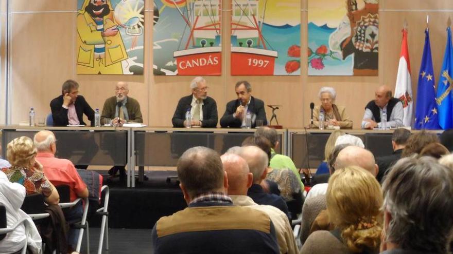 Por la izquierda, Tito Aramendi, Luis Mori, Marcelo Palacios, Ángel Riego, Josefa Suárez y José Antonio González, ayer en la presentación del libro, en el centro polivalente La Baragaña.