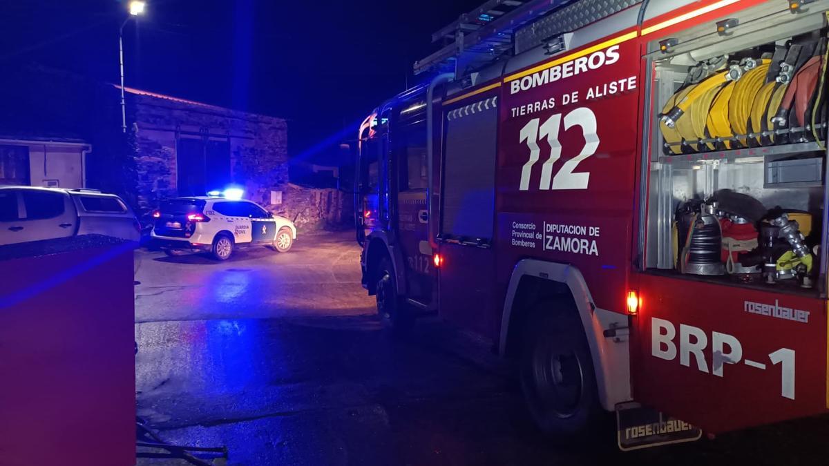 Bomberos del Parque Tierras de Aliste en una de las intervenciones en la noche del pasado viernes.