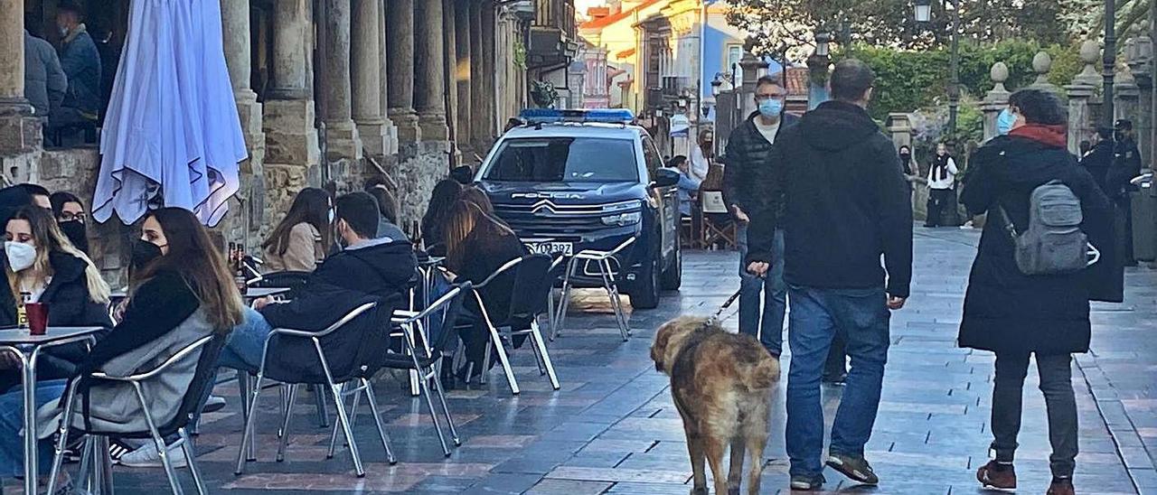 Gente pasando ayer la tarde en la calle Galiana de forma responsable con vigilancia estrecha de la Policía. | M. M.