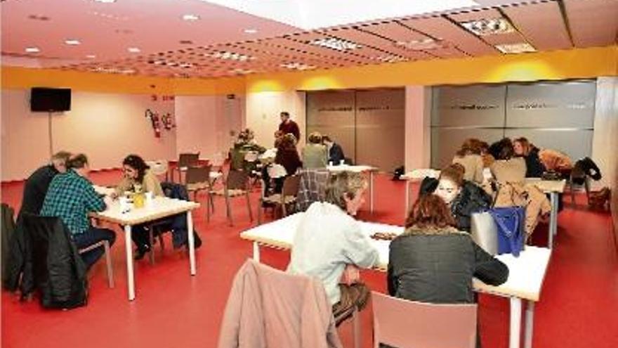 Les taules de treball que es van muntar en el darrer taller participatiu per al pressupost a Llagostera.