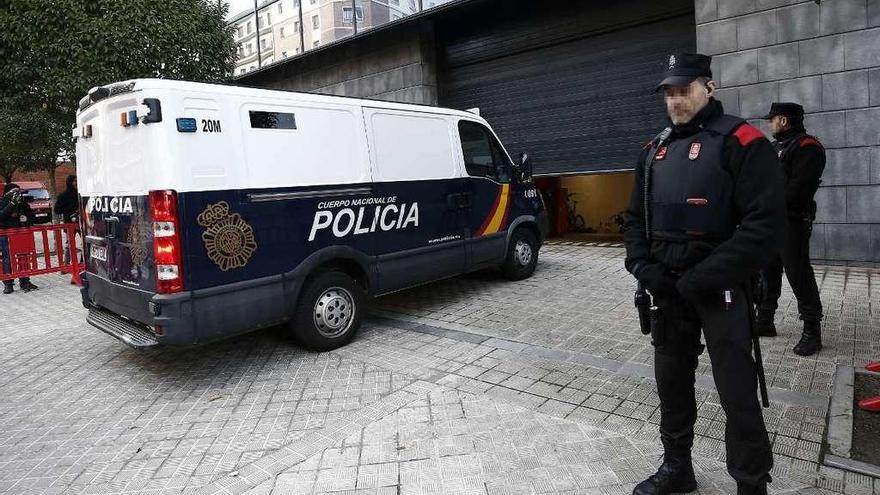 Acceso a dependencias judiciales del furgón policial con los cinco acusados. En el recuadro, los componenetes de &quot;La Manada&quot;, en San Fermín. // Efe