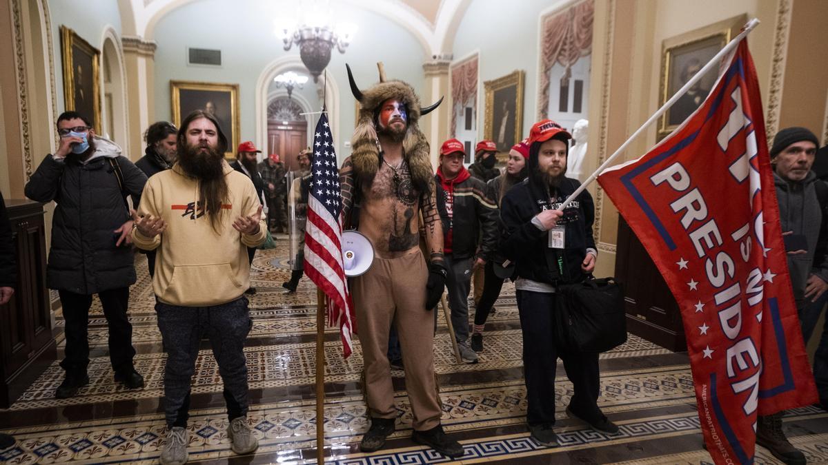 Asaltantes trumpistas, en la toma del Capitolio norteamericano el 6 de enero de 2021.