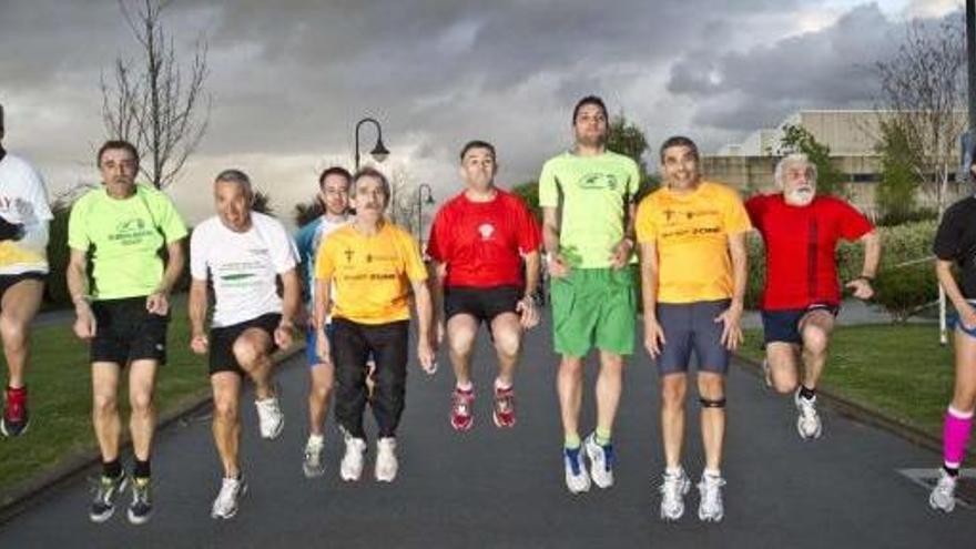 Los &quot;amigos de San Diego&quot; saltan durante un entrenamiento. / fran martínez