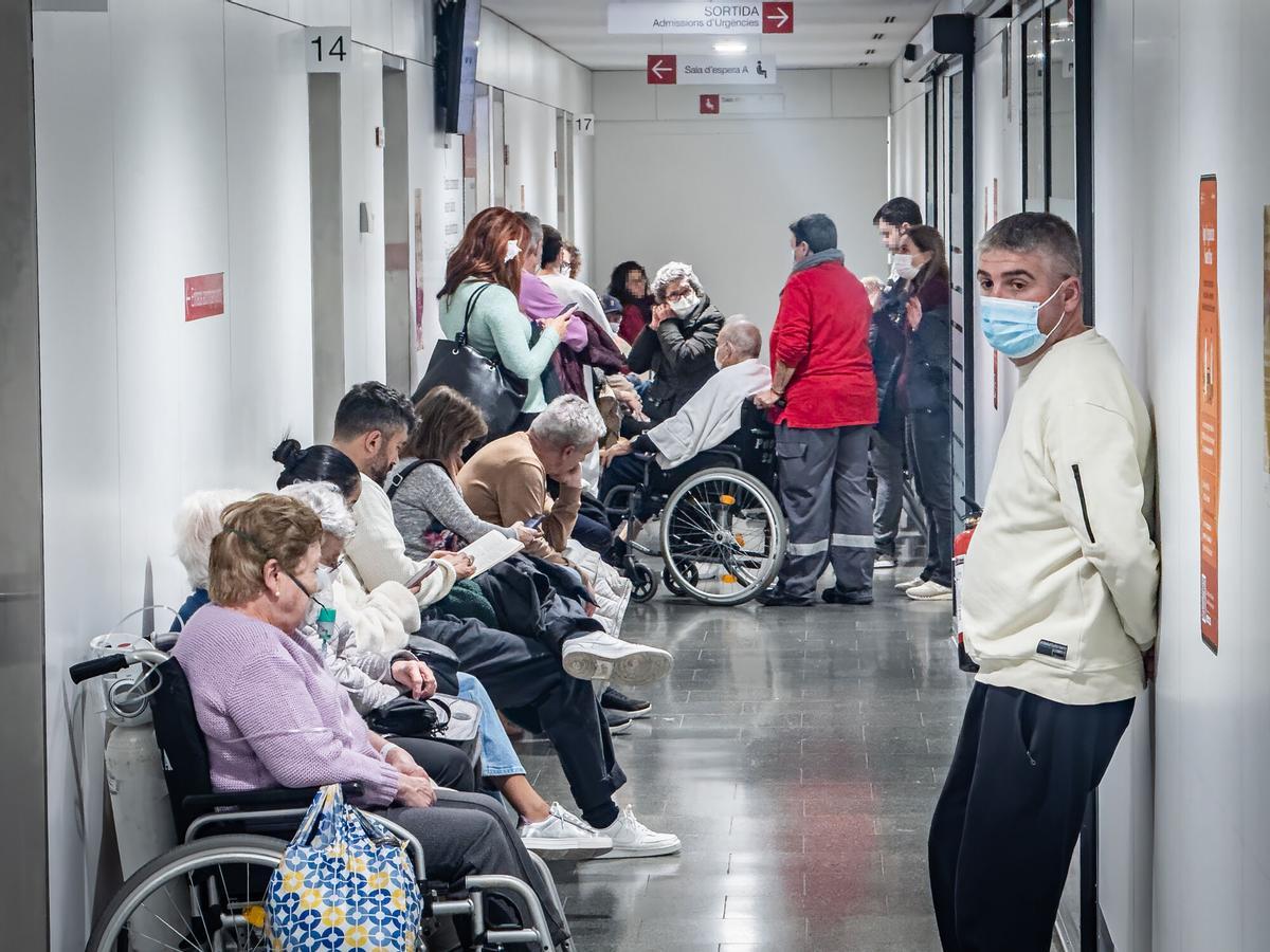 Barcelona 09/12/2025 Sociedad. La epidemia de gripe en Catalunya ya es la peor en 15 años y el pico aún está por llegar. Sala de espera urgencias Hospital de Sant Pau saturada de pacientes con infecciones respiratorias. AUTOR: MANU MITRU