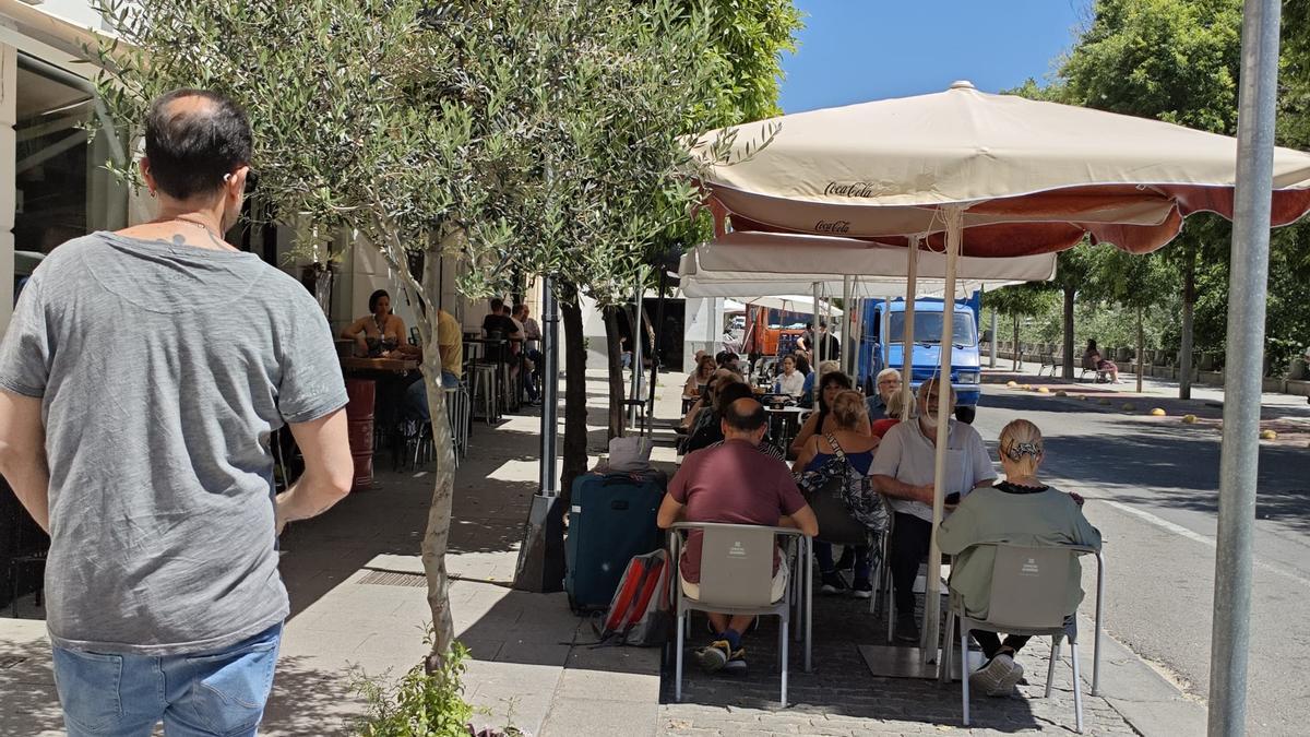 Estado de una terraza de la Ribera de Córdoba en torno a las 13.30 horas.