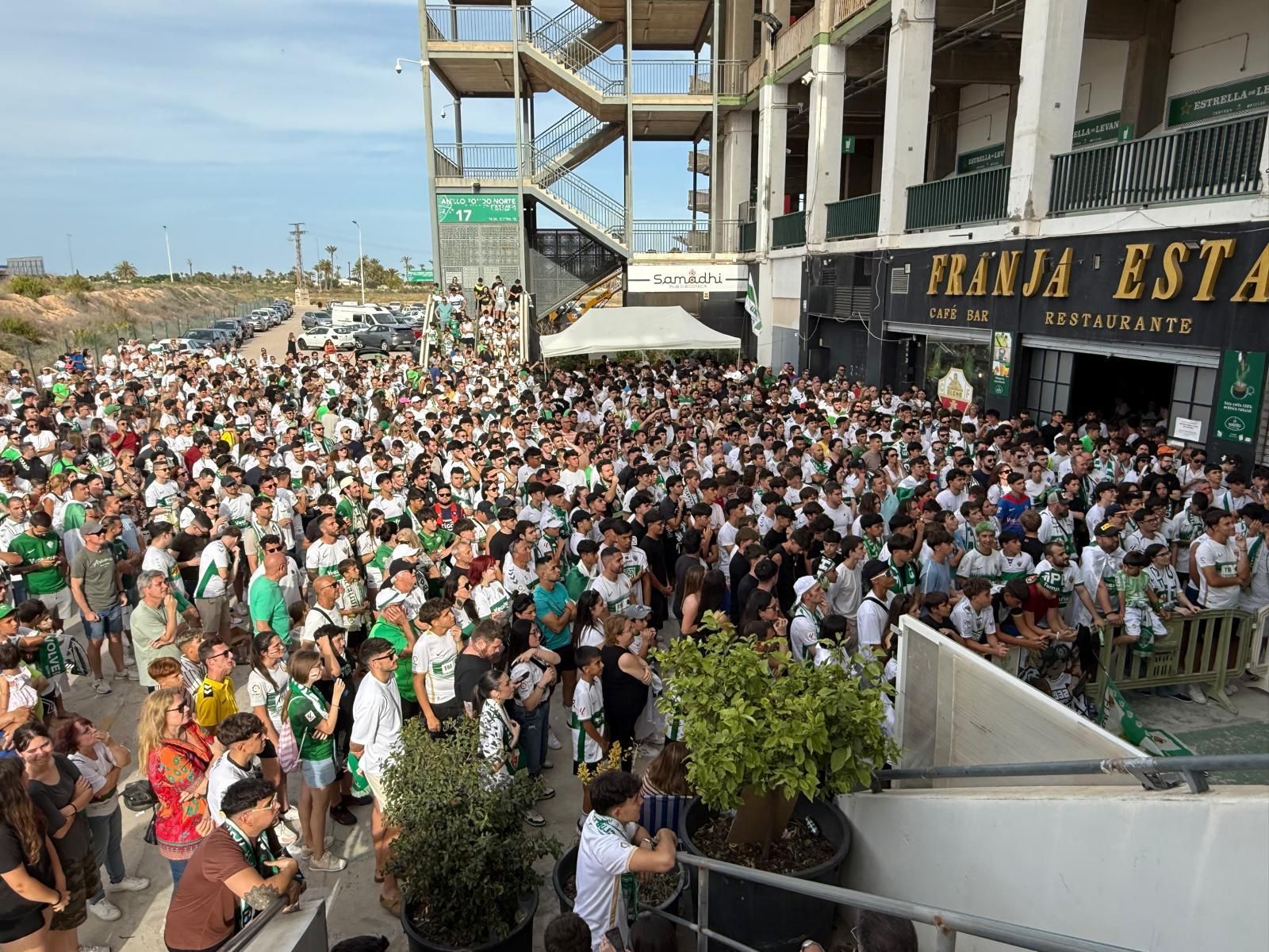 El Martínez Valero se llena de aficionados para animar al Elche CF desde la casa franjiverde