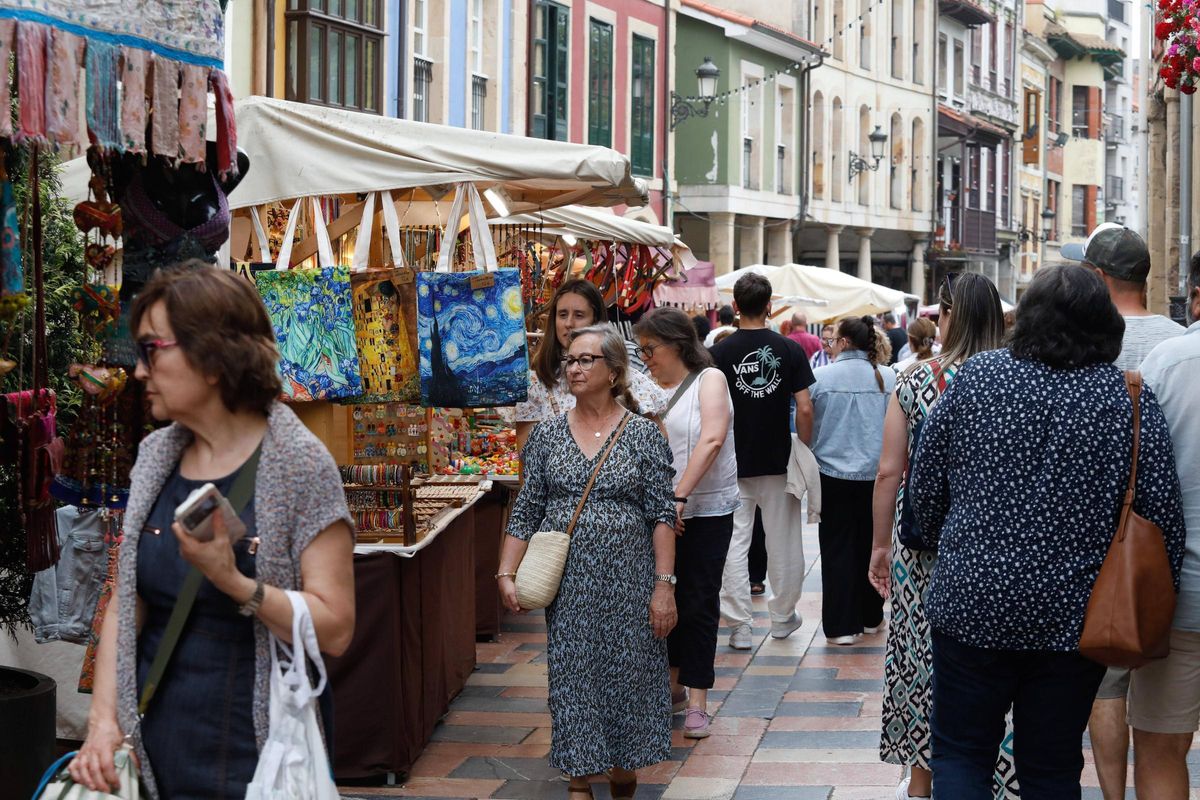 Puestos de artesanos en las fiestas de San Pedro de Rivero.